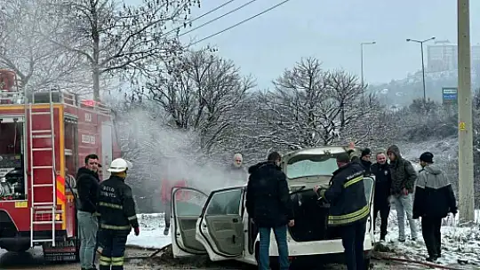 Ekskavatör toprak atarak yanan otomobili söndürdü