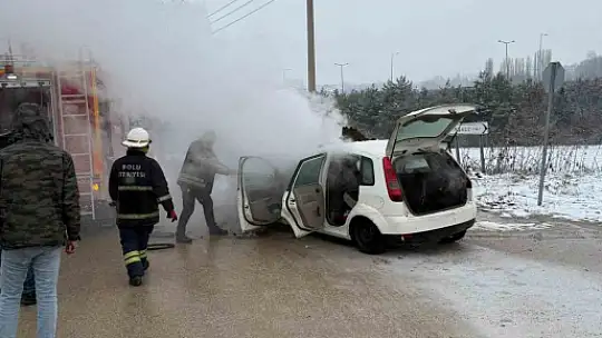 Ekskavatör toprak atarak yanan otomobili söndürdü