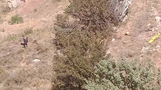 El freni çekilmeyen greyderin sürüklediği otomobil uçuruma yuvarlandı: 1 ölü, 1 yaralı
