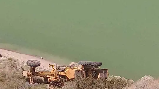El freni çekilmeyen greyderin sürüklediği otomobil uçuruma yuvarlandı: 1 ölü, 1 yaralı