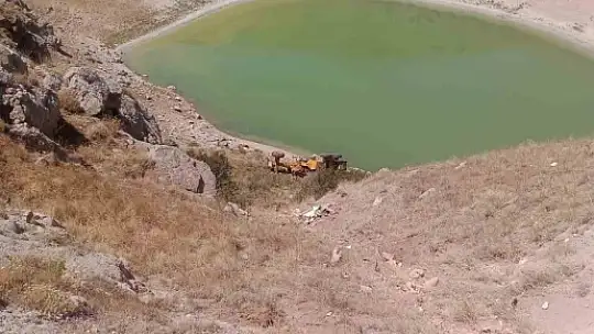 El freni çekilmeyen greyderin sürüklediği otomobil uçuruma yuvarlandı: 1 ölü, 1 yaralı