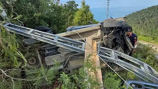 Elektrik direğine çarpan hafif ticari araç devrildi: 2 yaralı