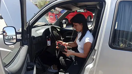 Elektrikçi dükkanına kadın eli değdi: Hem araba tamir ediyor hem de bebek büyütüyor