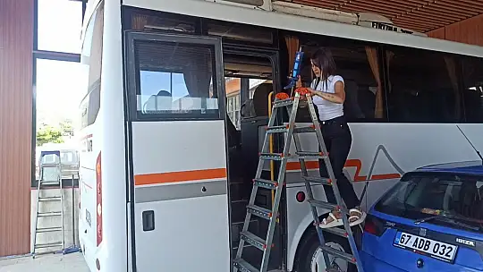 Elektrikçi dükkanına kadın eli değdi: Hem araba tamir ediyor hem de bebek büyütüyor