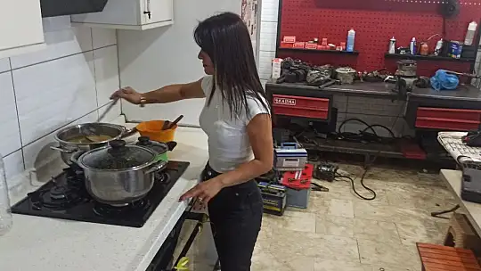 Elektrikçi dükkanına kadın eli değdi: Hem araba tamir ediyor hem de bebek büyütüyor