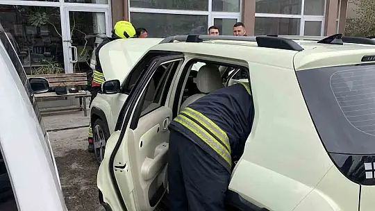 Elektrikli araçtan dumanlar yükseldi, nedeni bulunamayınca çekiciyle götürüldü