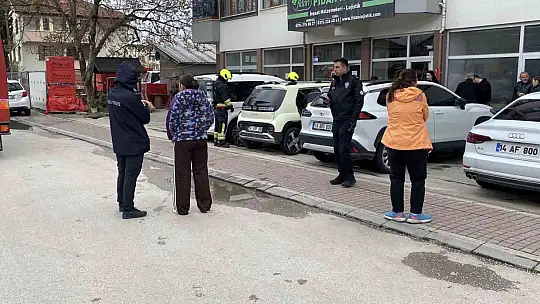 Elektrikli araçtan dumanlar yükseldi, nedeni bulunamayınca çekiciyle götürüldü