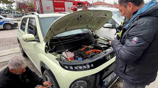 Elektrikli araçtan dumanlar yükseldi, nedeni bulunamayınca çekiciyle götürüldü
