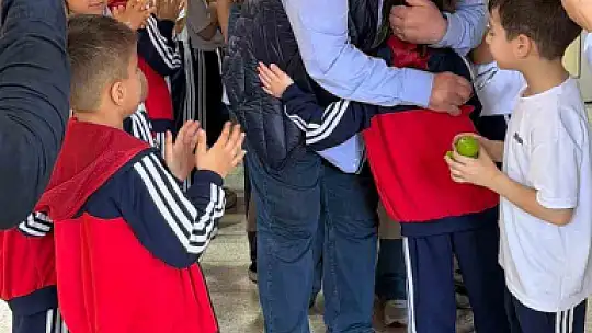 Emekliye ayrılan 43 yıllık öğretmen gözyaşlarıyla veda etti