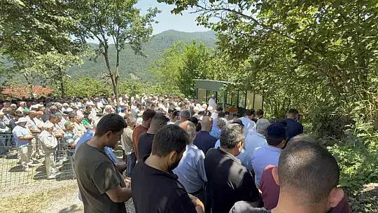 Engelli kızını boğulmaktan kurtaran baba defnedildi