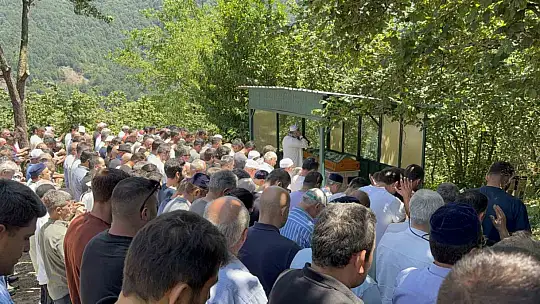 Engelli kızını boğulmaktan kurtaran baba defnedildi