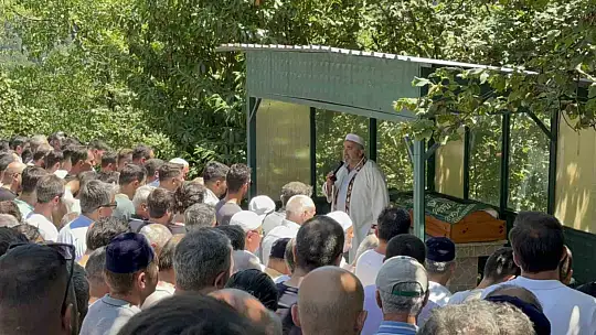 Engelli kızını boğulmaktan kurtaran baba defnedildi