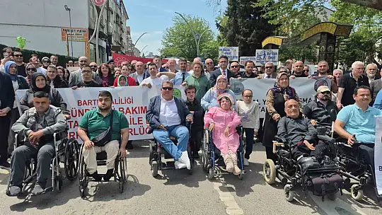 Engellilerin yürüyüşü down sendromlu Deha'nın telsiz anonsuyla başladı
