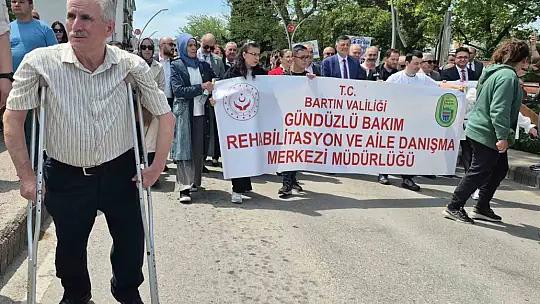 Engellilerin yürüyüşü down sendromlu Deha'nın telsiz anonsuyla başladı