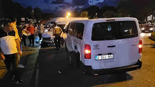 Ereğli'de iki hafif ticari araç çarpıştı, 7 kişi yaralandı