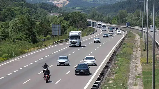 Erkenden yola çıkan tatilciler Bolu geçişinde akıcı yoğunluk oluşturuyor