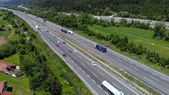 Erkenden yola çıkan tatilciler Bolu geçişinde akıcı yoğunluk oluşturuyor