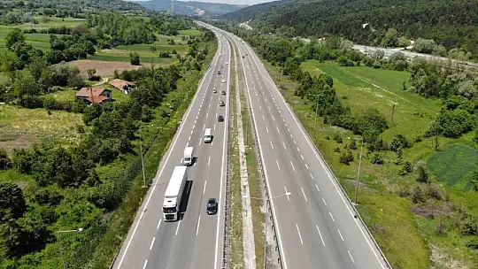 Erkenden yola çıkan tatilciler Bolu geçişinde akıcı yoğunluk oluşturuyor