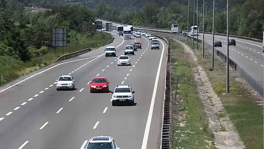 Erkenden yola çıkan tatilciler Bolu geçişinde akıcı yoğunluk oluşturuyor