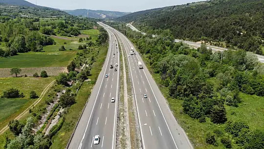 Erkenden yola çıkan tatilciler Bolu geçişinde akıcı yoğunluk oluşturuyor