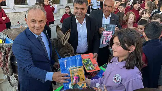 Eşeğiyle kitap taşıyor, köy çocuklarının hayallerine ışık oluyor