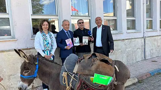 Eşeğiyle kitap taşıyor, köy çocuklarının hayallerine ışık oluyor