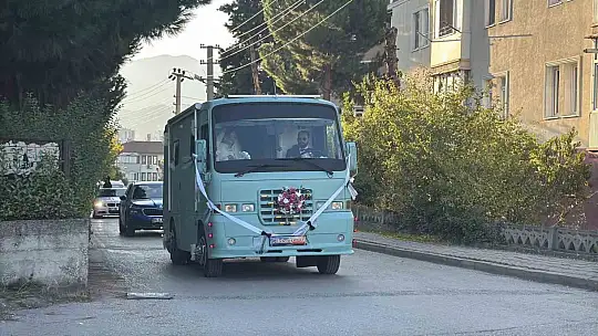 Eşinin hayali için 3 yıl uğraştı, düğününde gelin arabası yaptı