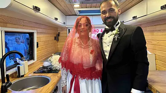Eşinin hayali için 3 yıl uğraştı, düğününde gelin arabası yaptı