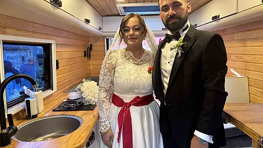 Eşinin hayali için 3 yıl uğraştı, düğününde gelin arabası yaptı