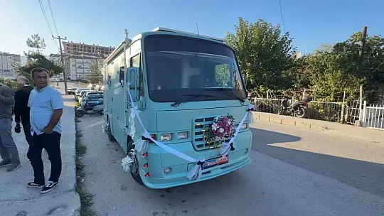 Eşinin hayali için 3 yıl uğraştı, düğününde gelin arabası yaptı