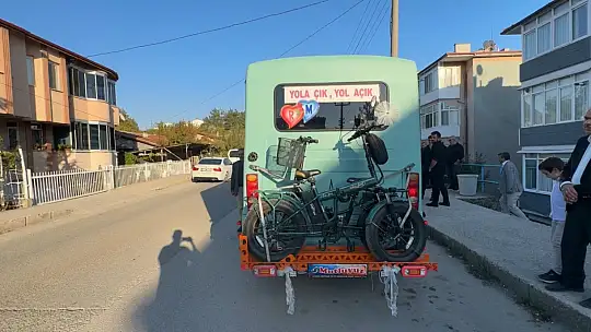 Eşinin hayali için 3 yıl uğraştı, düğününde gelin arabası yaptı