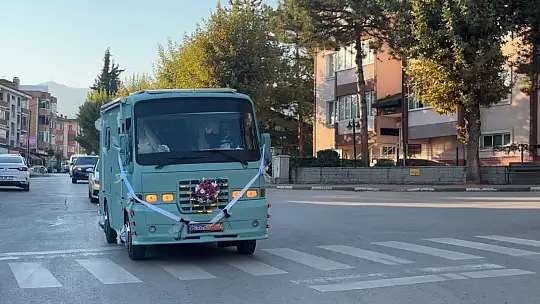 Eşinin hayali için 3 yıl uğraştı, düğününde gelin arabası yaptı