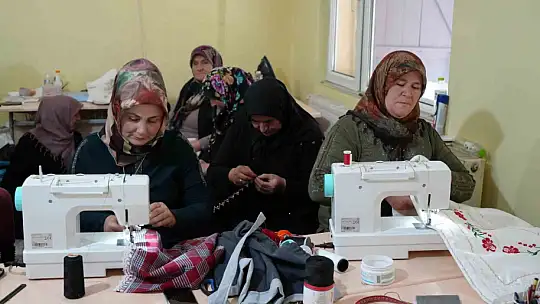 Eski köy okulunda açılan kurs kadınlara umut oldu: Hem öğreniyorlar hem para kazanıyorlar