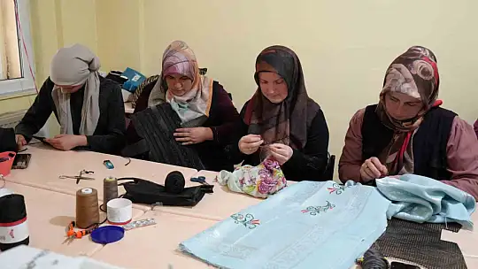 Eski köy okulunda açılan kurs kadınlara umut oldu: Hem öğreniyorlar hem para kazanıyorlar