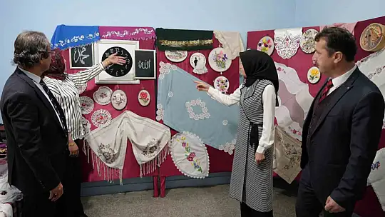 Eski köy okulunda açılan kurs kadınlara umut oldu: Hem öğreniyorlar hem para kazanıyorlar