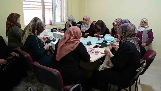 Eski köy okulunda açılan kurs kadınlara umut oldu: Hem öğreniyorlar hem para kazanıyorlar