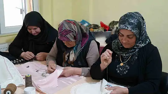 Eski köy okulunda açılan kurs kadınlara umut oldu: Hem öğreniyorlar hem para kazanıyorlar