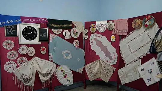Eski köy okulunda açılan kurs kadınlara umut oldu: Hem öğreniyorlar hem para kazanıyorlar