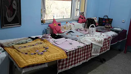 Eski köy okulunda açılan kurs kadınlara umut oldu: Hem öğreniyorlar hem para kazanıyorlar