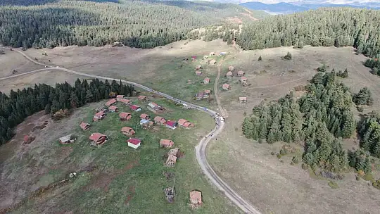 Eşsiz manzaraya sahip yaylada Cumhuriyet Bayramı coşkusu