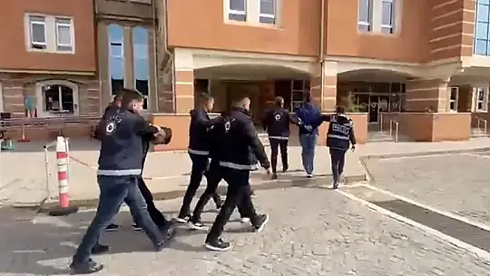 Etek giyip iş yeri kurşunladılar, polis ekiplerinden kaçamadılar