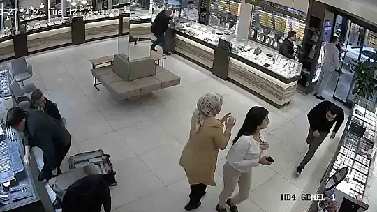 Etrafa ateş açıp, 4 kişiyi yaraladı