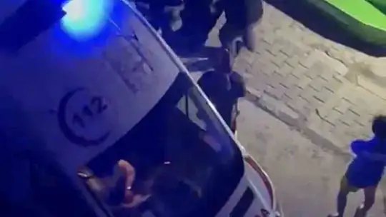 Evde başından silahla vurulmuş halde bulundu
