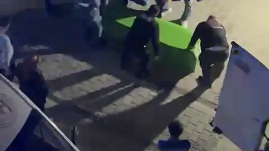 Evde başından silahla vurulmuş halde bulundu