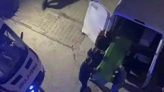 Evde başından silahla vurulmuş halde bulundu