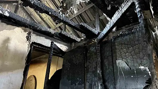 Evi 6'ncı kez yanarak kullanılamaz hale geldi