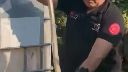 Evin bahçesinde korkutan yılanı itfaiye yakaladı