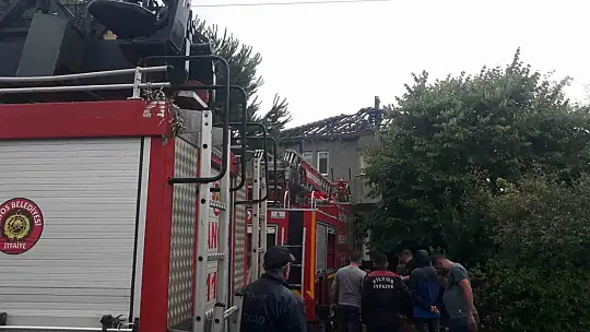 Evin çatısına yıldırım düştü
