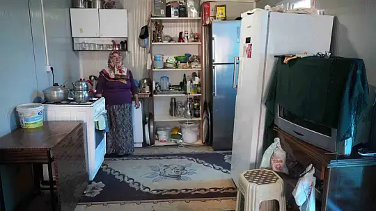 Evleri küle döndü, yardım parasıyla ev yaptırmak isterken konteynere mahkum oldular