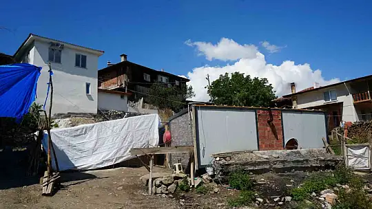 Evleri küle döndü, yardım parasıyla ev yaptırmak isterken konteynere mahkum oldular